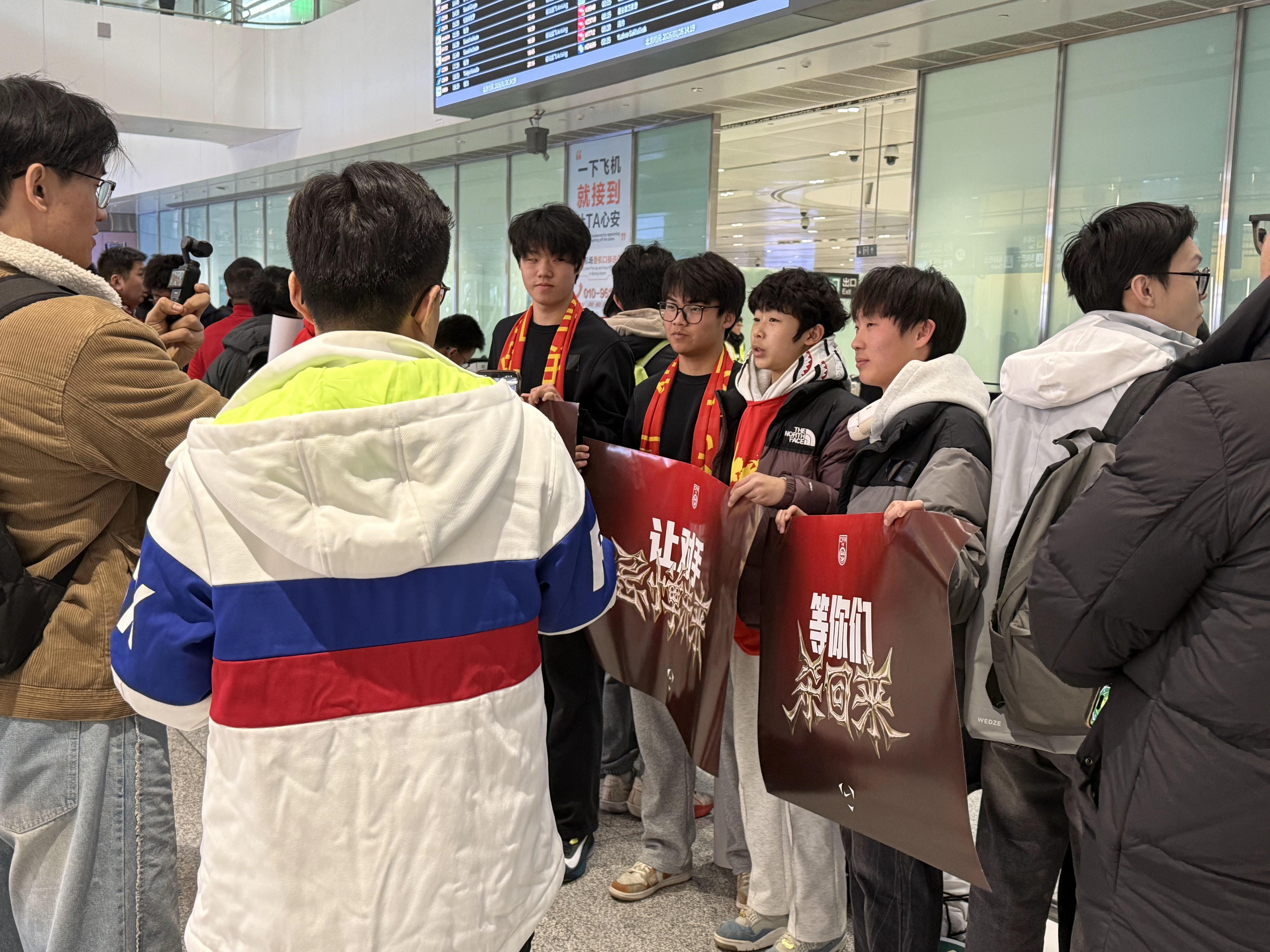 开云官网-U23国足将于下午落地大兴机场，大量球迷现场迎接将士们凯旋