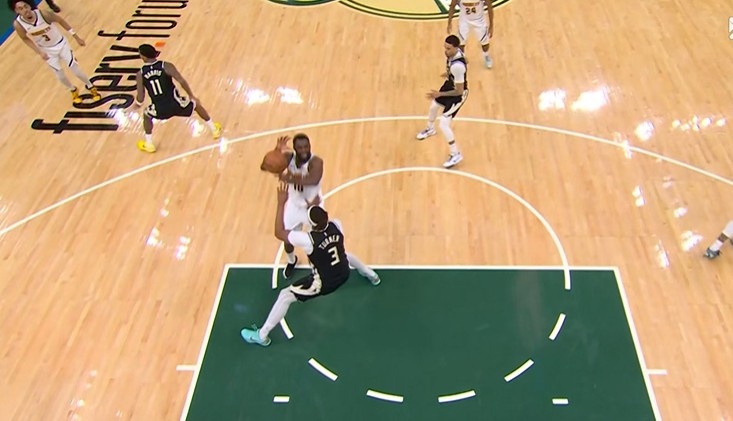 开云官网-很关键!特纳对小哈达威犯规&后者2罚全中 掘金获得4分优势